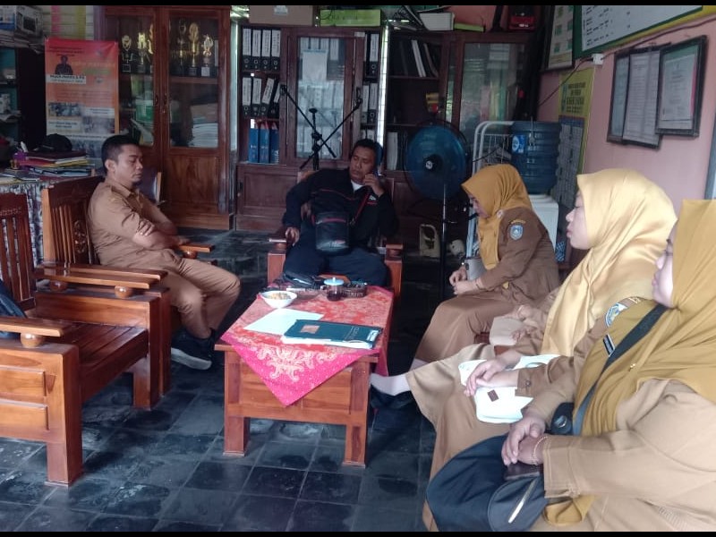 RAPAT DI SEKOLAH