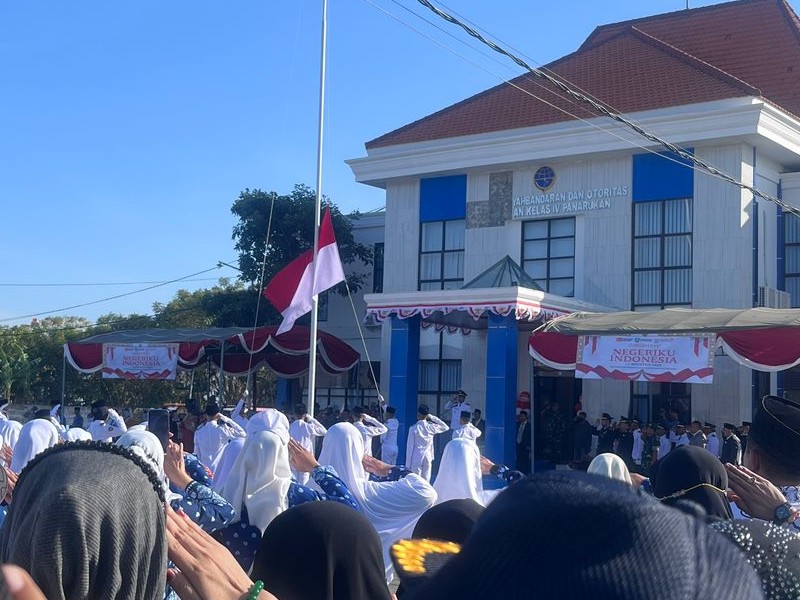 UPACARA PENGIBARAN DAN PENURUNAN BENDERA MERAH PUTIH