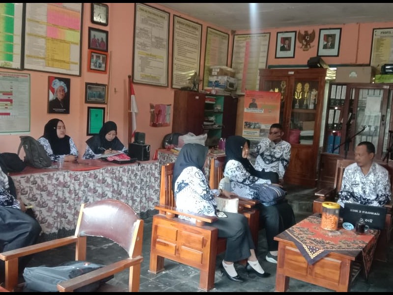 RAPAT DI SEKOLAH