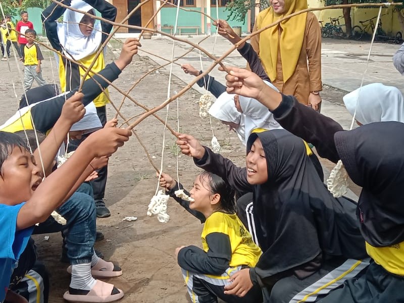 LOMBA MAKAN KERUPUK