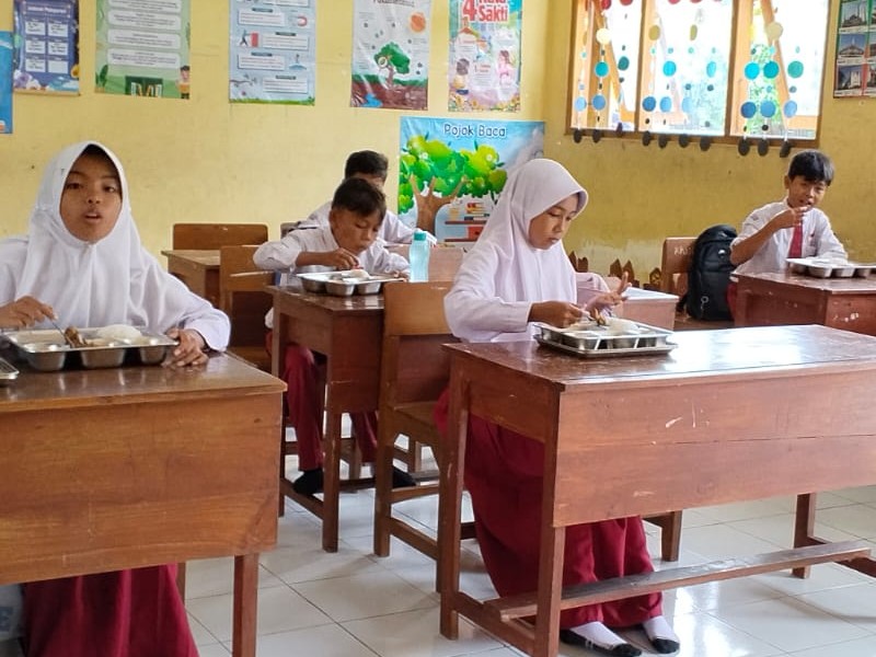 PENYALURAN MBG PERTAMA KALI KE SDN 2 PAOWAN