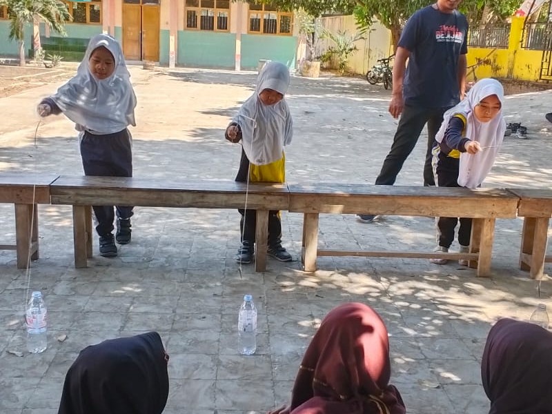 KEGIATAN LOMBA PANCING KERUPUK DAN PANCING PAKU MERIAHKAN HUT RI KE-81 DI SDN 2 PAOWAN