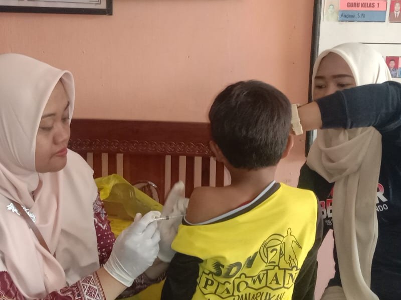 PUSKESMAS PANARUKAN LAKSANAKAN SUNTIK BIAS DI SDN 2 PAOWAN